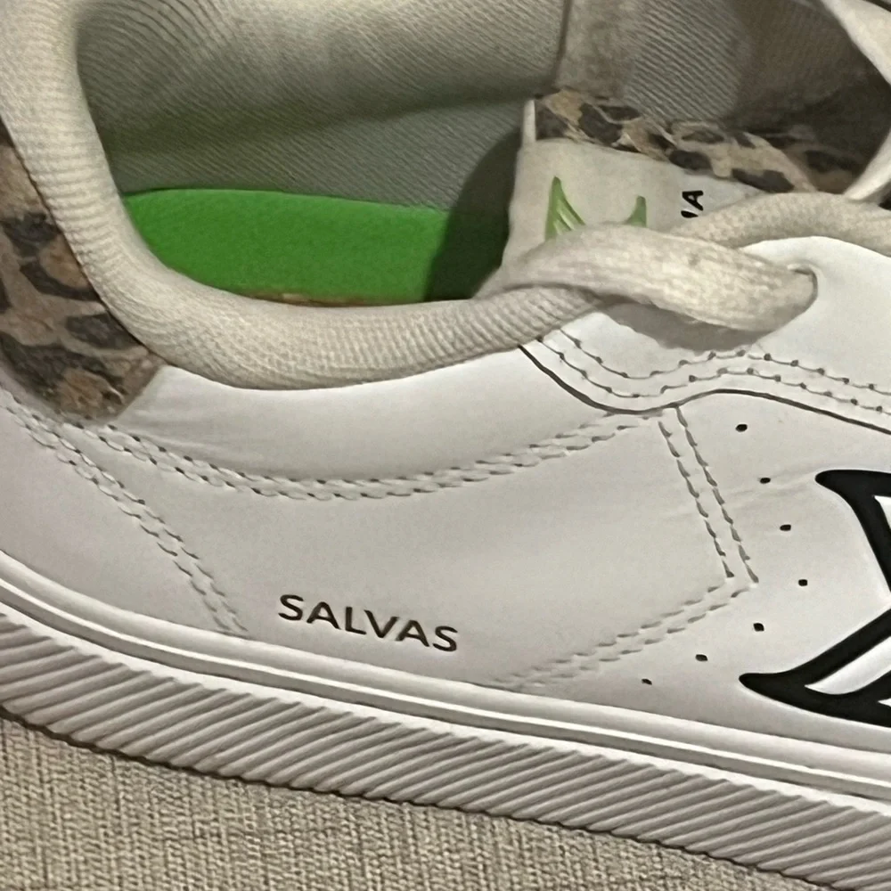 Cariuma chic white